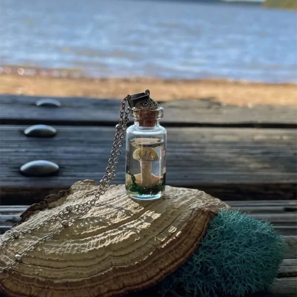 Natureza Sana - Cordão com pingente de resina de cogumelo na garrafa - Cogumelos de verdade